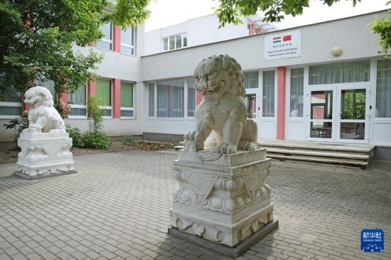 這是5月3日在匈牙利布達佩斯拍攝的匈中雙語學(xué)校校門。新華社記者 趙丁喆 攝