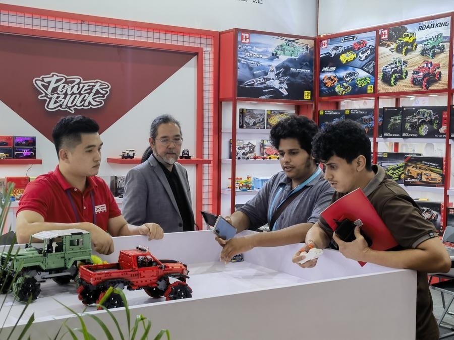 在第135屆廣交會(huì)第三期現(xiàn)場(chǎng)，采購(gòu)商在廣東信宇科技股份有限公司展位選購(gòu)、體驗(yàn)積木遙控車(chē)產(chǎn)品（5月2日攝）。新華社記者 洪澤華 攝