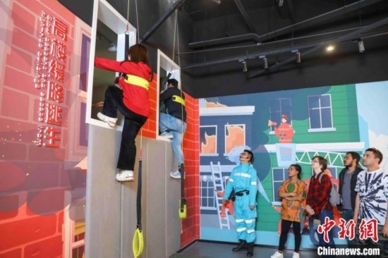 5月9日，留學(xué)生體驗?zāi)M高樓緩降逃生。張鷹 攝