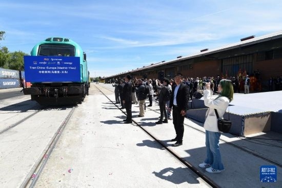 5月8日，在西班牙馬德里，嘉賓們參加中歐班列（義烏—馬德里）開(kāi)行十周年紀(jì)念號(hào)班列發(fā)車儀式。新華社發(fā)（古斯塔沃·巴連特?cái)z）