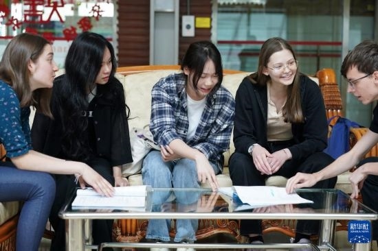 4月28日，宋智孝（右二）和胡靈月（左一）在北京首都師范大學(xué)校園內(nèi)與同學(xué)交流。新華社記者 彭子洋 攝