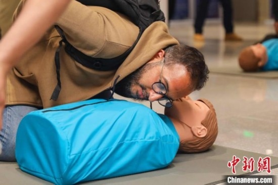 5月9日，留學(xué)生利用假人道具練習(xí)心肺復(fù)蘇技巧。張鷹 攝