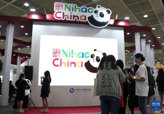 5月9日，在韓國首爾舉行的首爾國際旅游展上，參觀者在中國展區(qū)參加體驗項目。新華社記者 姚琪琳 攝