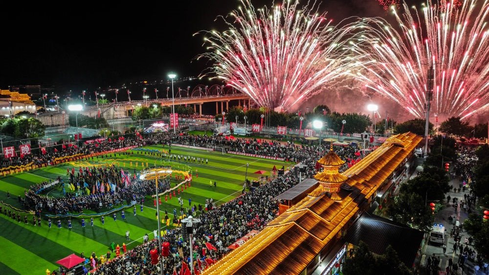 在貴州省榕江縣舉行的2024全國“村晚”示范展示活動(dòng)暨貴州“村超村晚”活動(dòng)中，音樂煙花秀精彩上演（2024年2月3日攝，無人機(jī)照片）。新華社記者 劉續(xù) 攝