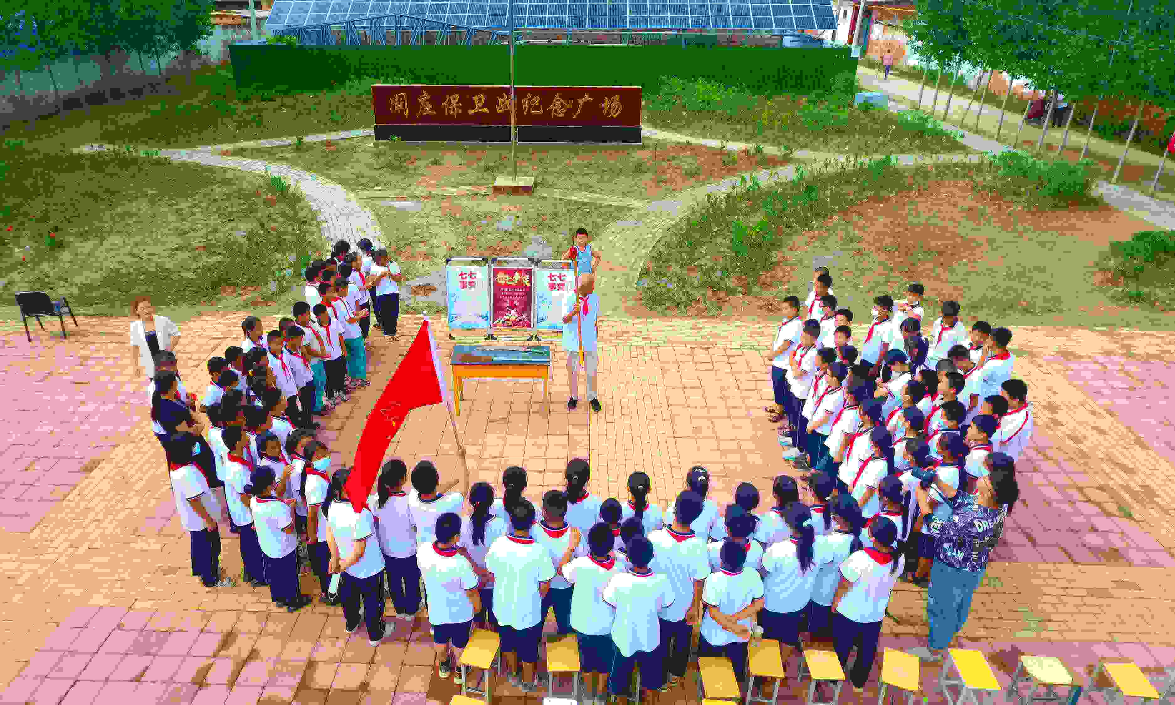 2022年7月6日，山東省聊城市，在茌平區(qū)菜屯鎮(zhèn)闞莊村的闞莊保衛(wèi)戰(zhàn)紀(jì)念廣場，闞莊保衛(wèi)戰(zhàn)親歷者王光木老人為小學(xué)生們講述抗戰(zhàn)故事，展示大刀、長矛。