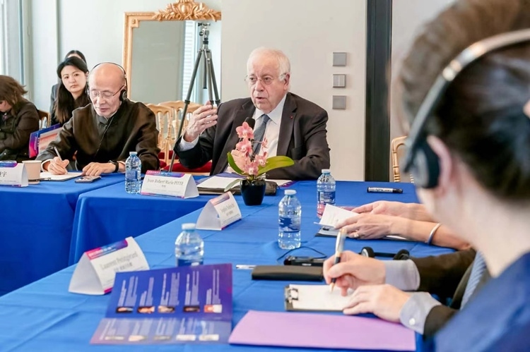 法蘭西科學(xué)院副院長(zhǎng)、巴黎地理學(xué)會(huì)主席讓-羅伯特·馬里·皮特先生發(fā)言（圖片：中國(guó)傳媒大學(xué)