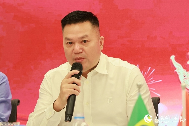 巴西和統(tǒng)會會長張小春在座談會上致辭。人民網記者 陳海琪攝