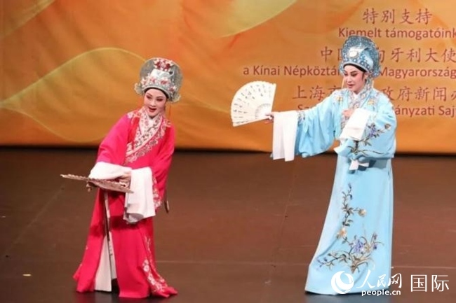 “玉蘭花開(kāi)·魅力上?！弊哌M(jìn)布達(dá)佩斯。葉辰亮攝