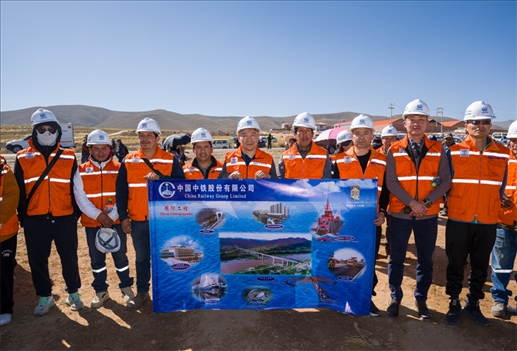 奧魯羅公路項(xiàng)目開(kāi)工儀式現(xiàn)場(chǎng)，中國(guó)中鐵員工代表合影。中國(guó)中鐵供圖