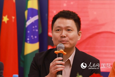 中國駐里約熱內(nèi)盧總領(lǐng)館副總領(lǐng)事王尉育在座談會上致辭。人民網(wǎng)記者 陳海琪攝