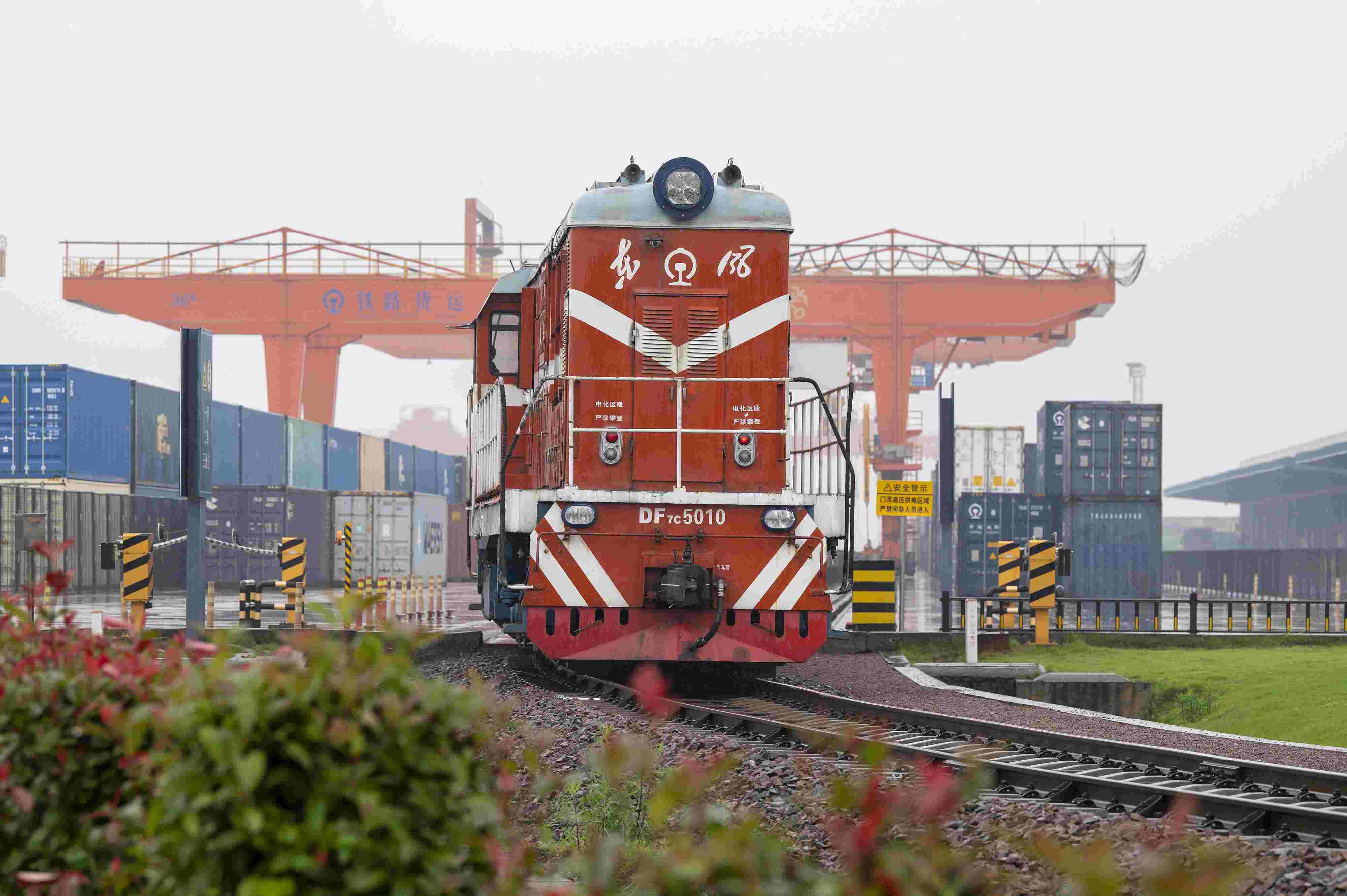 2024年5月5日，“五一”假期最后一天。在浙江省金華市金東區(qū)鐵路金華南站，一列滿載110標(biāo)箱的中歐班列緩緩啟程駛往匈牙利。