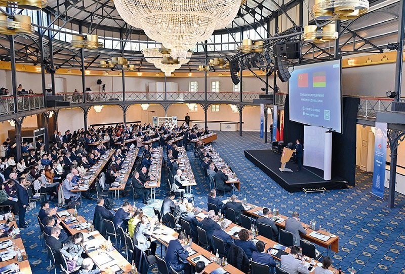 2024“投資中國”系列活動德國專場4月5日在巴登—符滕堡州首府斯圖加特市舉行，活動吸引德國工商界代表超300人參加。圖為當(dāng)日拍攝的活動現(xiàn)場。 新華社記者 任鵬飛/攝