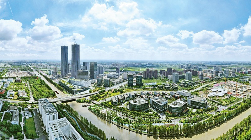 建立全國第一個國際貿(mào)易“單一窗口”，開設(shè)全國第一批自由貿(mào)易賬戶，設(shè)立全國第一家外商獨(dú)資醫(yī)院、第一家外商獨(dú)資公募基金公司、第一家外商獨(dú)資汽車制造企業(yè)……中國（上海）自由貿(mào)易試驗(yàn)區(qū)掛牌以來，誕生了若干個“全國第一”，在制造業(yè)、金融業(yè)等數(shù)十個開放領(lǐng)域，實(shí)現(xiàn)一批全國首創(chuàng)項目落地。圖為上海自貿(mào)區(qū)張江片區(qū)（2023年9月10日攝，無人機(jī)照片）。 新華社記者 方喆/攝