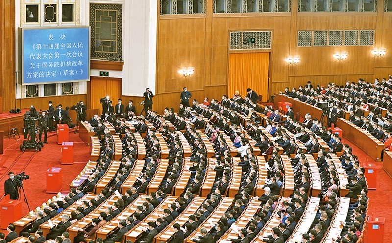 2023年3月10日，十四屆全國人大一次會議在北京人民大會堂舉行第三次全體會議，表決通過了關(guān)于國務(wù)院機(jī)構(gòu)改革方案的決定。圖為會議現(xiàn)場。 新華社記者 岳月偉/攝