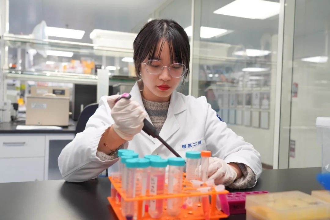 倪楚君在實(shí)驗(yàn)中。浙江大學(xué)供圖