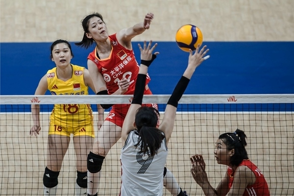 李盈瑩(上)扣球。圖片來(lái)源：國(guó)際排聯(lián)
