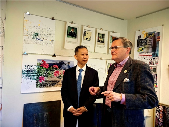 中國駐瑞典大使崔愛民和瑞典跨國和平與未來研究基金會(huì)主席約貝里。 中國駐瑞典大使館供圖