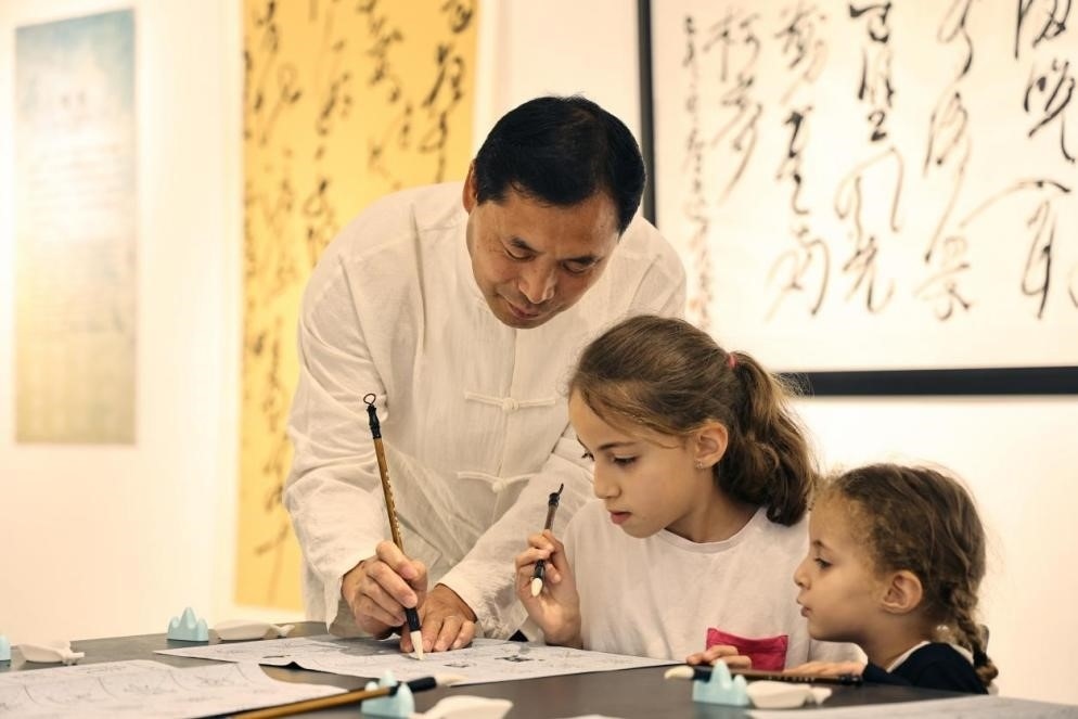 中國書法老師帶領(lǐng)現(xiàn)場(chǎng)觀眾體驗(yàn)書法。拉巴特中國文化中心供圖