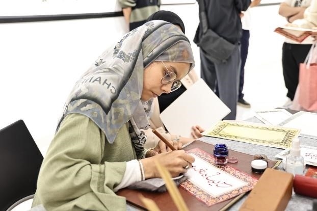 摩洛哥書法老師正在創(chuàng)作。拉巴特中國文化中心供圖