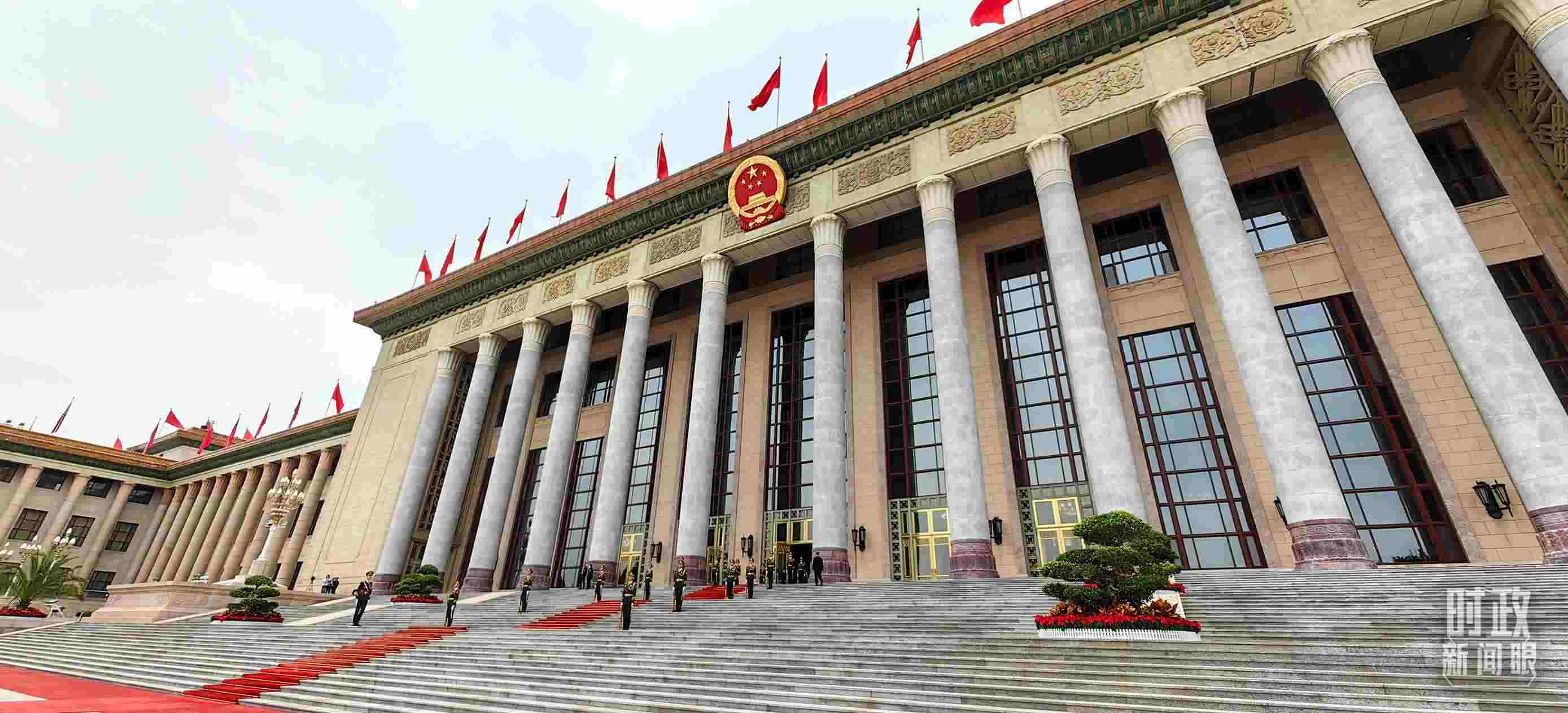 △人民大會(huì)堂東門外廣場。（總臺(tái)央視記者段德文拍攝）