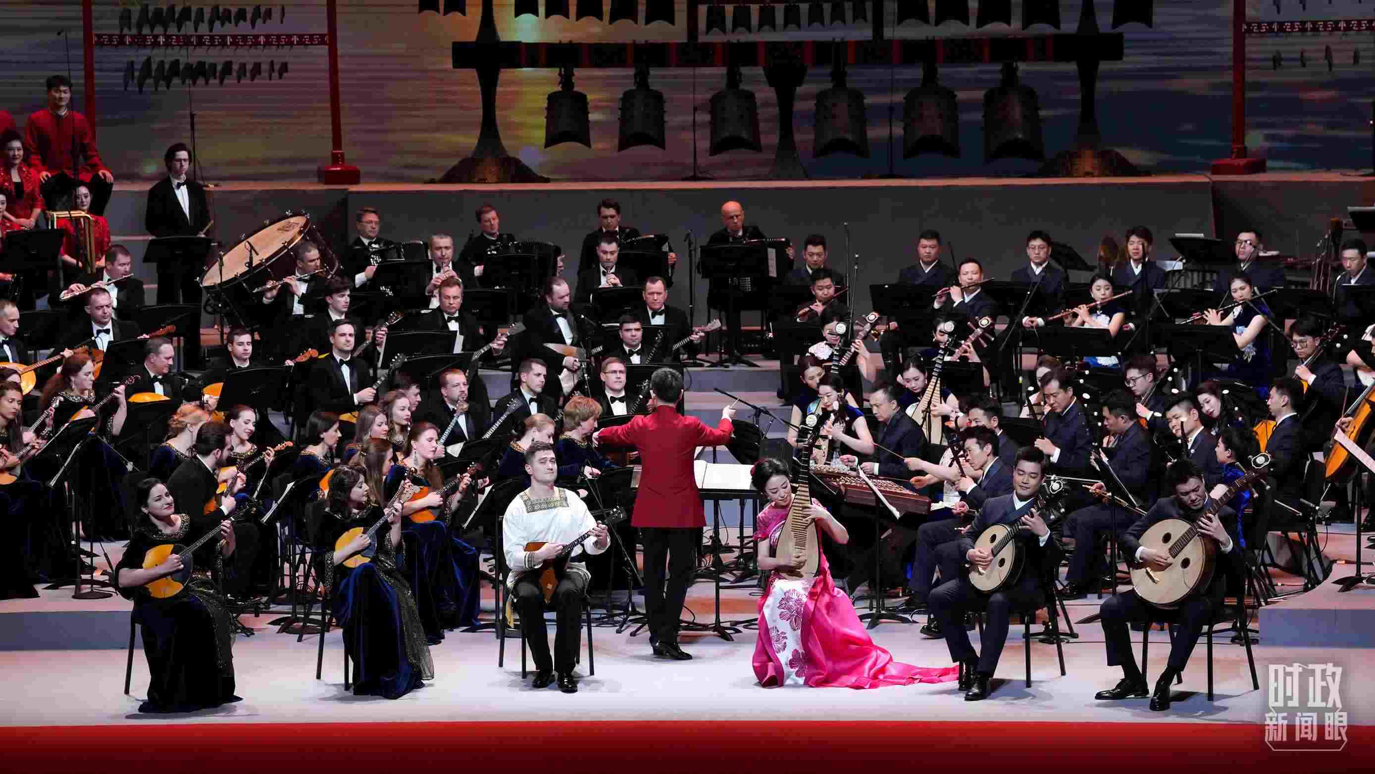 △前來參加音樂會(huì)的中俄藝術(shù)家匯聚一堂。（總臺(tái)央視記者李增仁、國廣記者李晉拍攝）