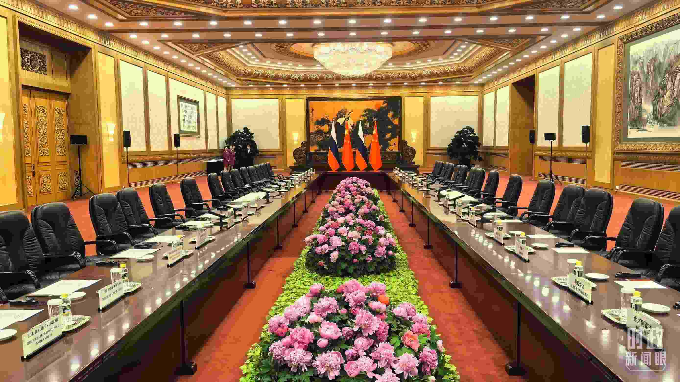 △中俄兩國元首隨后主持大范圍會(huì)談，這是會(huì)談開始前的現(xiàn)場。（總臺(tái)央視記者鄂介甫拍攝）