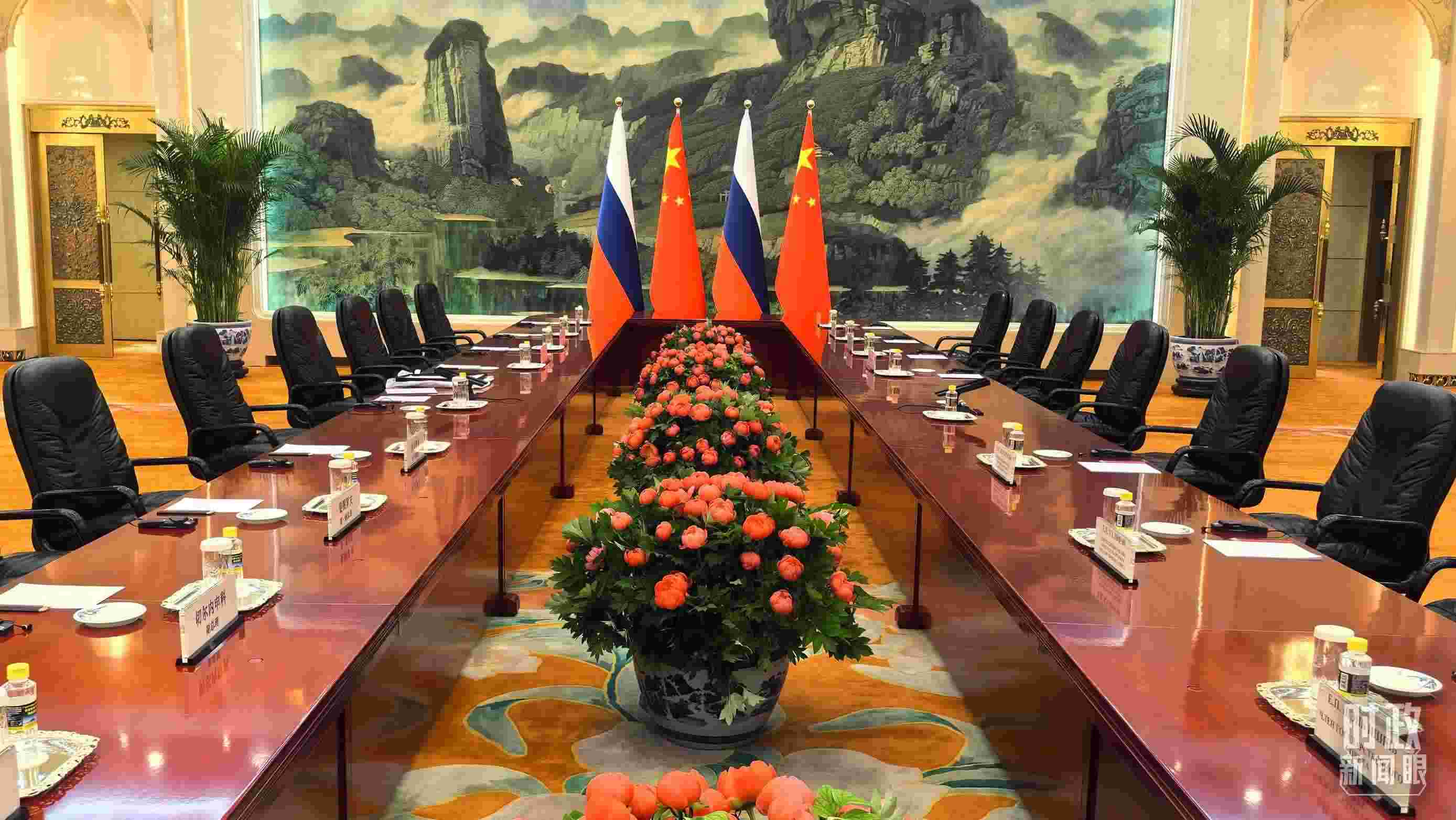 △中俄兩國元首首先舉行小范圍會(huì)談，這是會(huì)談開始前的現(xiàn)場。（總臺(tái)央視記者鄂介甫拍攝）