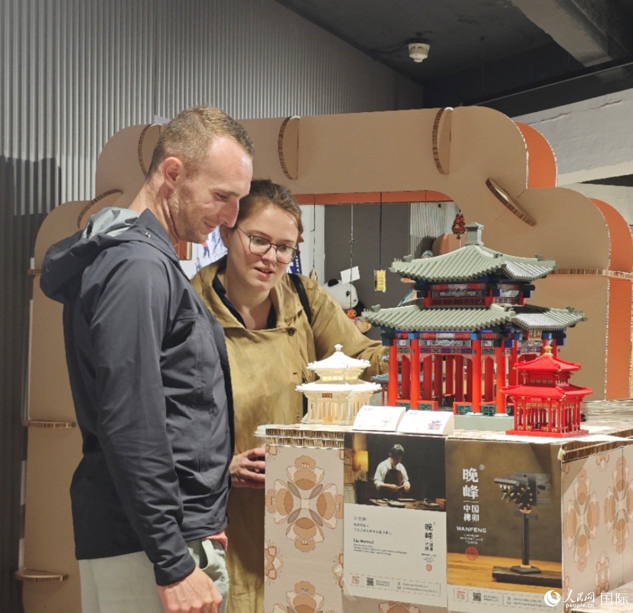 英國(guó)觀眾在欣賞中國(guó)傳統(tǒng)榫卯結(jié)構(gòu)建筑模型。邢雪攝