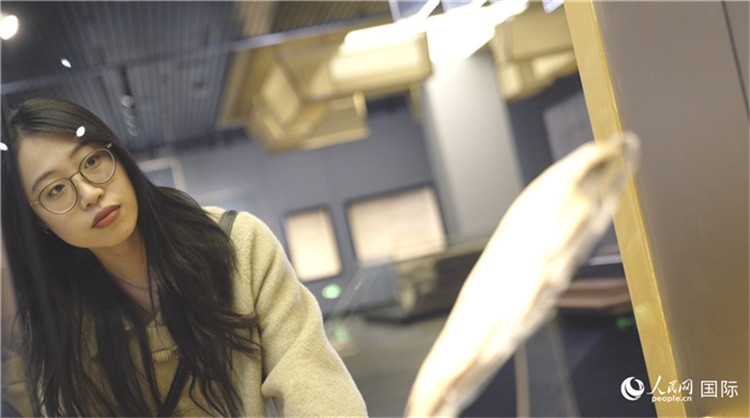 尹怡然在殷墟博物館新館參觀。人民網(wǎng)記者 劉寧攝