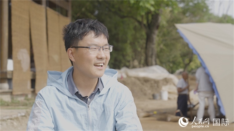 四川省文物考古研究院館員許丹陽接受人民網(wǎng)采訪。人民網(wǎng)記者 張榮攝