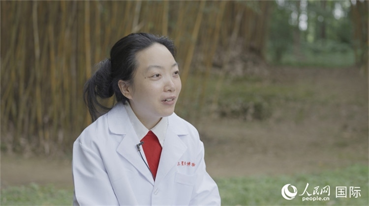 三星堆博物館文物修復(fù)師謝麗接受人民網(wǎng)采訪。人民網(wǎng)記者 張榮攝