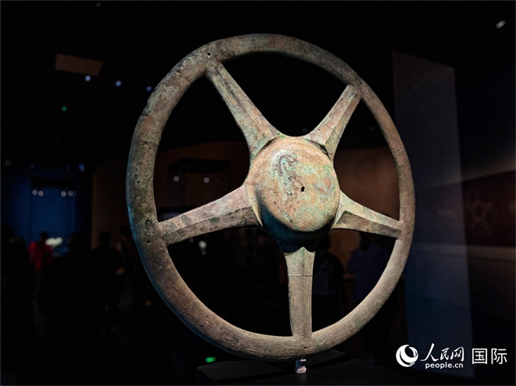 三星堆博物館中展出的太陽輪。人民網(wǎng)記者 羨江楠攝