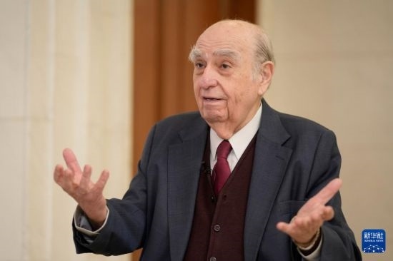  5月17日，烏拉圭前總統(tǒng)胡利奧·瑪麗亞·桑吉內(nèi)蒂在蒙得維的亞接受新華社記者專訪。新華社發(fā)（尼古拉斯·塞拉亞攝）