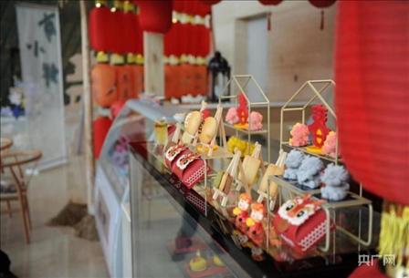 鄭州商代都城遺址博物院文創(chuàng)產(chǎn)品“商小鮮”(央廣網(wǎng)發(fā) 邢小龍 攝)