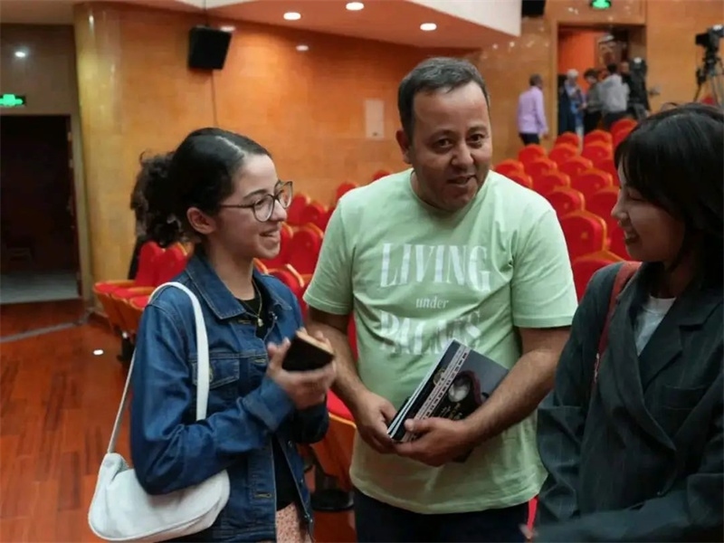 阿爾及利亞市民拉納·艾薩尼和她父親現(xiàn)場(chǎng)聆聽(tīng)中阿交響樂(lè)演出 。蘇州交響樂(lè)團(tuán)供圖