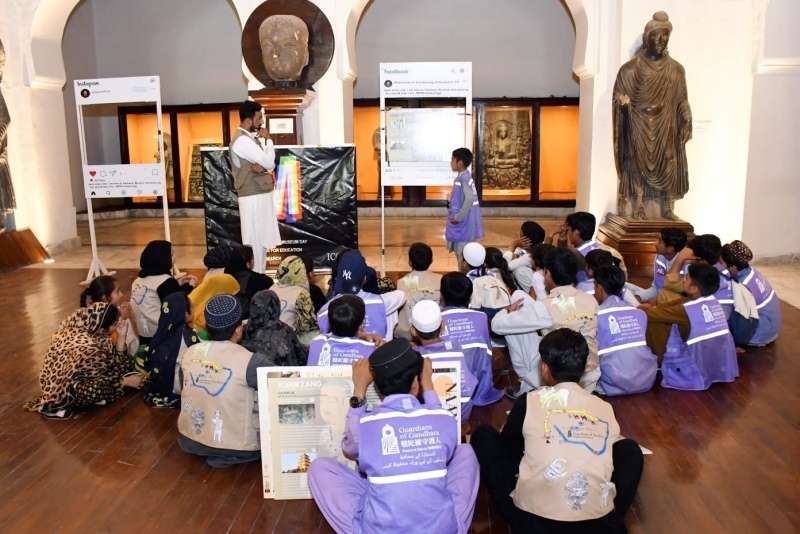 志愿者在博物館給孩子們開展互動(dòng)講解。“犍陀羅守護(hù)人”供圖