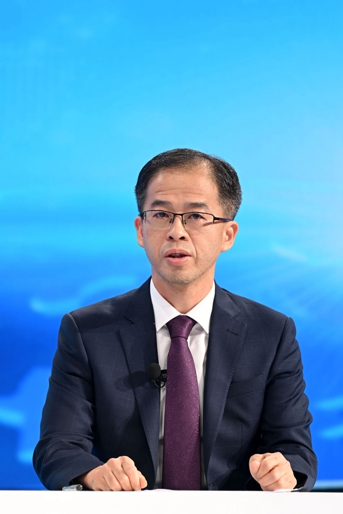 商務部政研室副主任丁維順在“中國經(jīng)濟圓桌會”錄制現(xiàn)場交流發(fā)言。新華社記者 金良快 攝