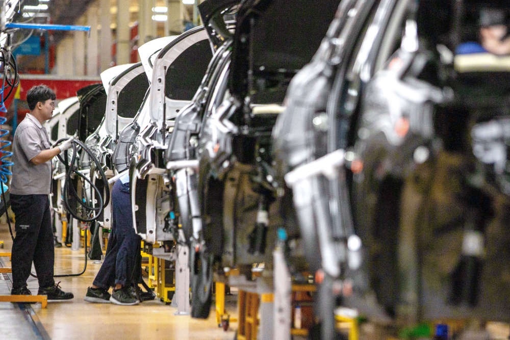 2023年9月7日，在位于泰國春武里府的上汽正大公司汽車工廠，工人在生產(chǎn)車間內(nèi)工作。新華社記者 王騰 攝
