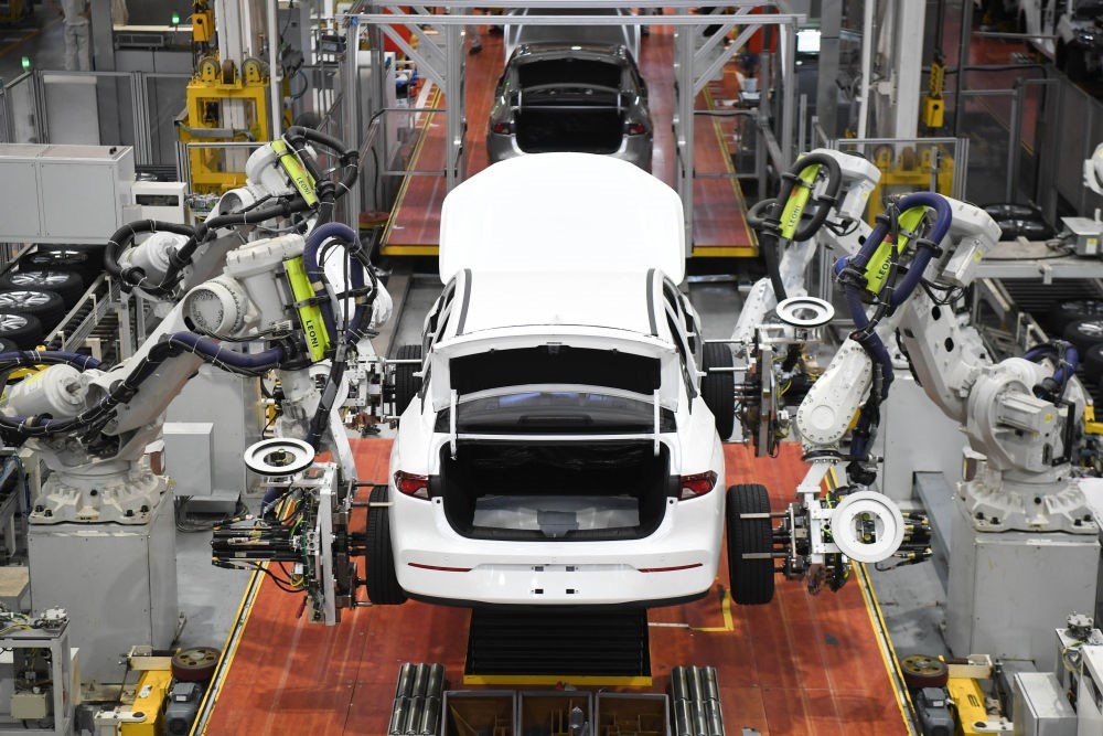 這是2024年4月24日拍攝的廣州廣汽埃安新能源汽車的全自動化輪胎安裝工作站。新華社記者 鄧華 攝