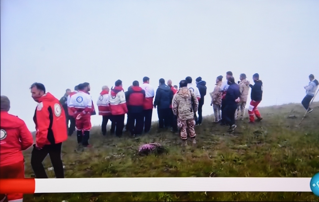 據(jù)伊朗邁赫爾通訊社5月20日報道，伊朗總統(tǒng)萊希在直升機事故中遇難。這是5月20日拍攝的伊朗國家電視臺播放的救援人員抵達事故現(xiàn)場的畫面。 新華社記者 沙達提 攝