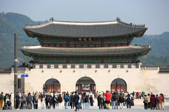 2023年10月18日，游客在韓國首爾光化門參觀。新華社記者王益亮攝