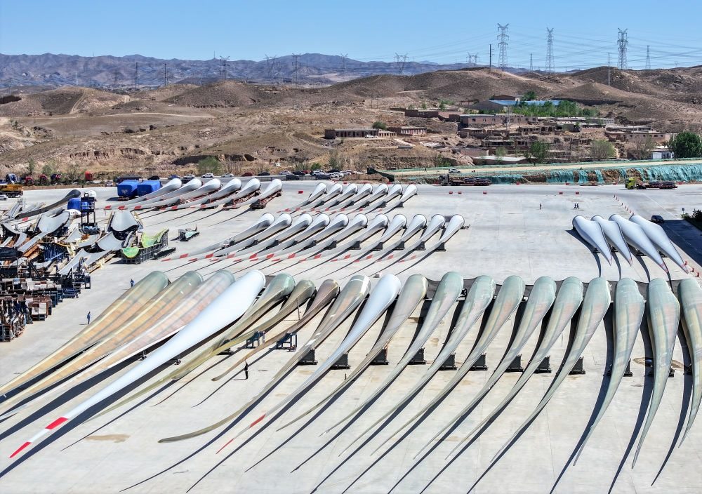 2024年5月11日拍攝的碼放在內(nèi)蒙古包頭市石拐區(qū)一家風電設備制造企業(yè)廠區(qū)內(nèi)的葉片（無人機照片）。新華社記者 連振 攝