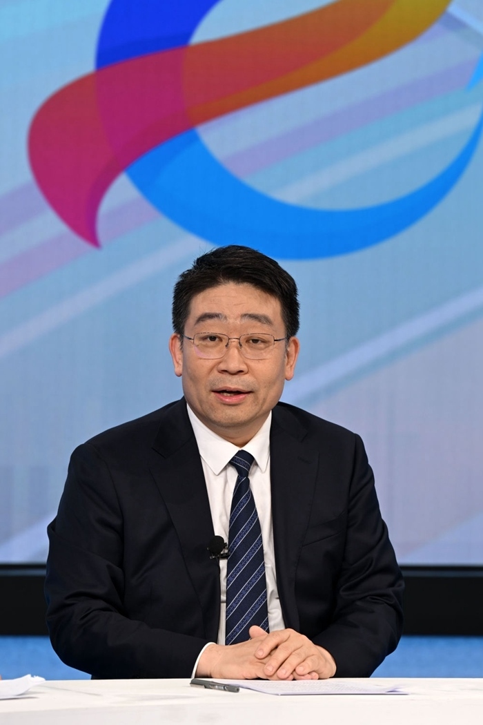 國家發(fā)展改革委產(chǎn)業(yè)司副司長霍福鵬在“中國經(jīng)濟圓桌會”錄制現(xiàn)場交流發(fā)言。新華社記者 金良快 攝