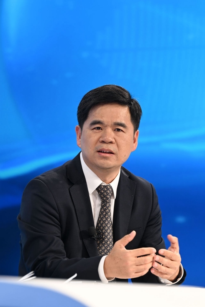 工業(yè)和信息化部運行監(jiān)測協(xié)調(diào)局副局長何海林在“中國經(jīng)濟圓桌會”錄制現(xiàn)場交流發(fā)言。新華社記者 金良快 攝