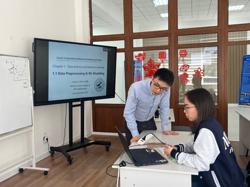 2024年4月，西北工業(yè)大學(xué)材料學(xué)院劉哲教授在西北工業(yè)大學(xué)哈薩克斯坦分校授課。（西北工業(yè)大學(xué)供圖）