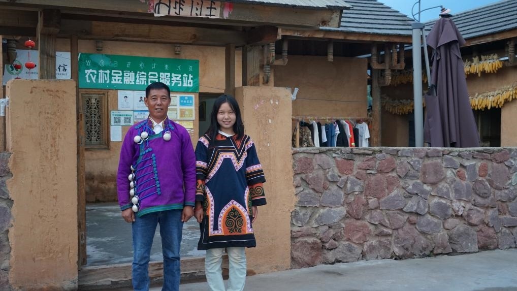 吉好有果和父親吉好也求在三河村新家合影。新華社記者 尹恒 攝