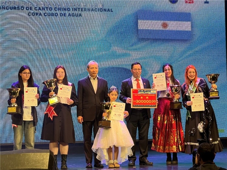 圖為中國(guó)駐阿根廷大使王衛(wèi)、阿根廷華文教育基金會(huì)會(huì)長(zhǎng)劉芳勇為五名“金獎(jiǎng)”選手頒獎(jiǎng)（阿根廷拉普拉塔國(guó)立大學(xué)孔子學(xué)院供圖）