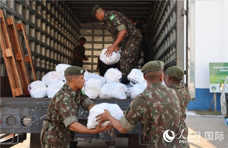 里約加利昂空軍基地，軍人在將捐贈物資裝車。人民網記者 時元皓攝