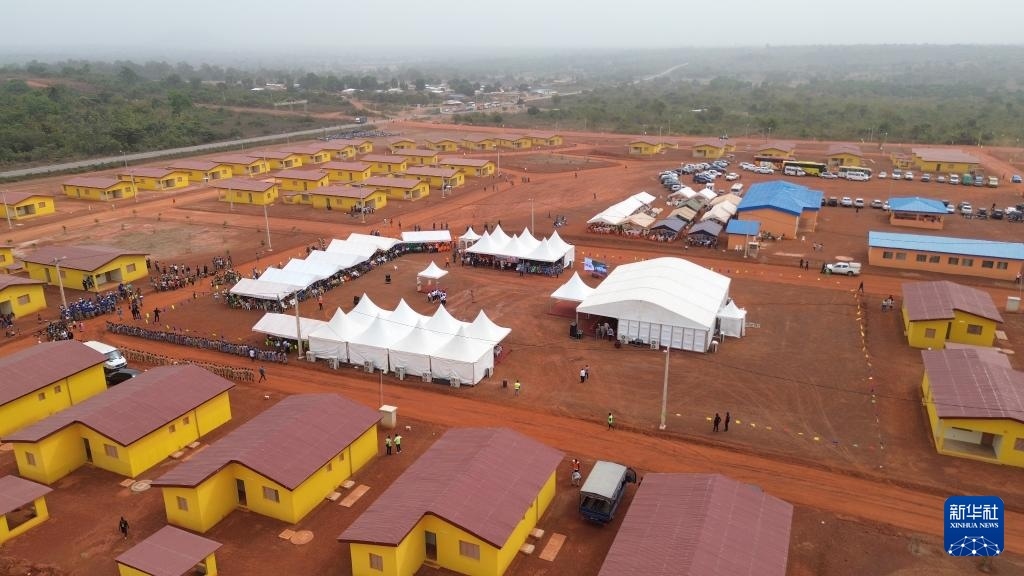 這是2023年12月16日在科特迪瓦北部城鎮(zhèn)費爾凱塞杜古以北拍攝的旱港移民新村（無人機照片）。新華社發(fā)（中成股份科特迪瓦分公司供圖）