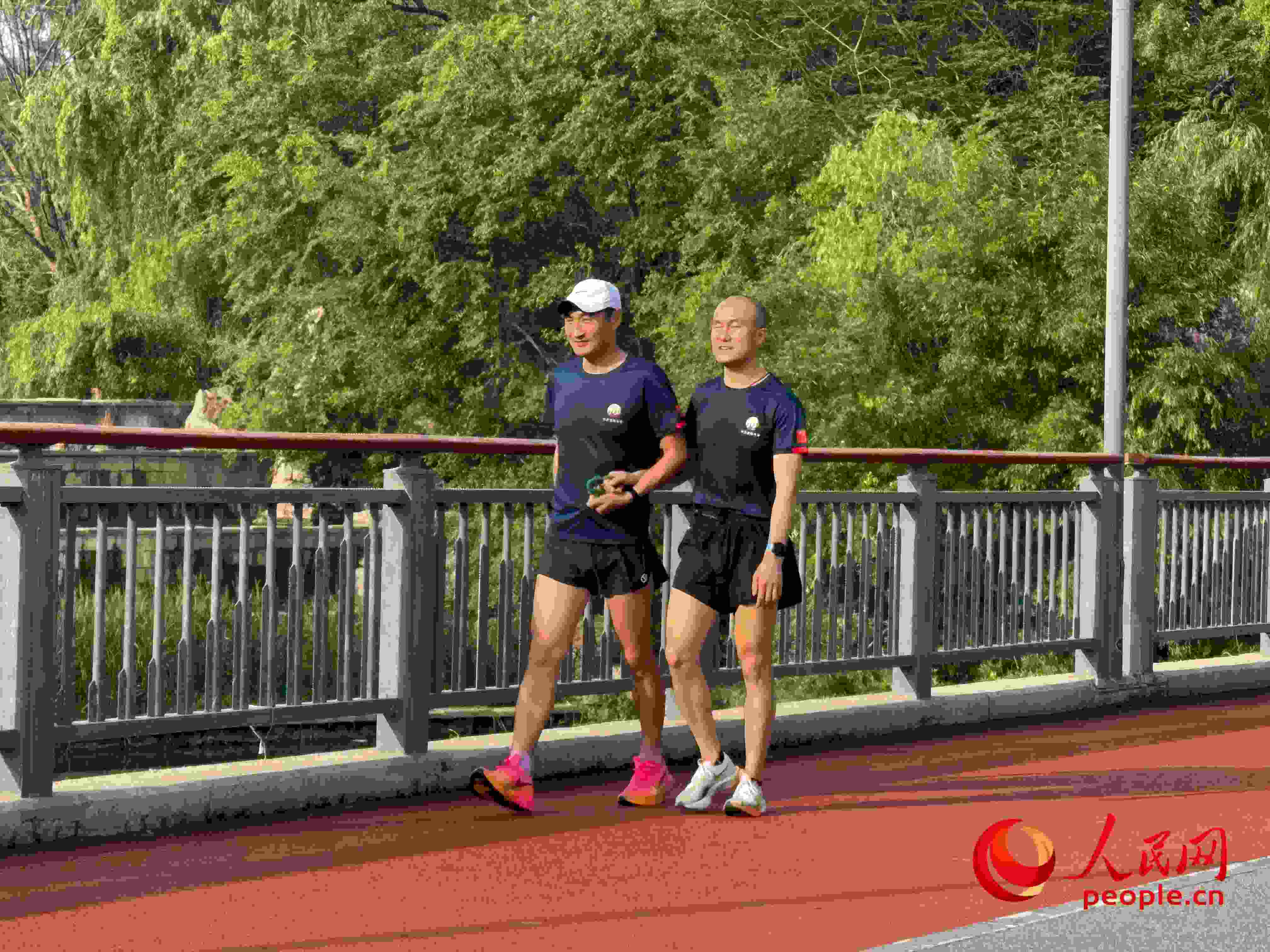 李玉寶和何亞君跑步后進(jìn)行調(diào)整。人民網(wǎng) 周靜圓攝